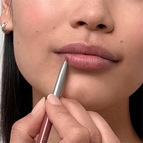 Application du Clinique Quickliner sur les lèvres