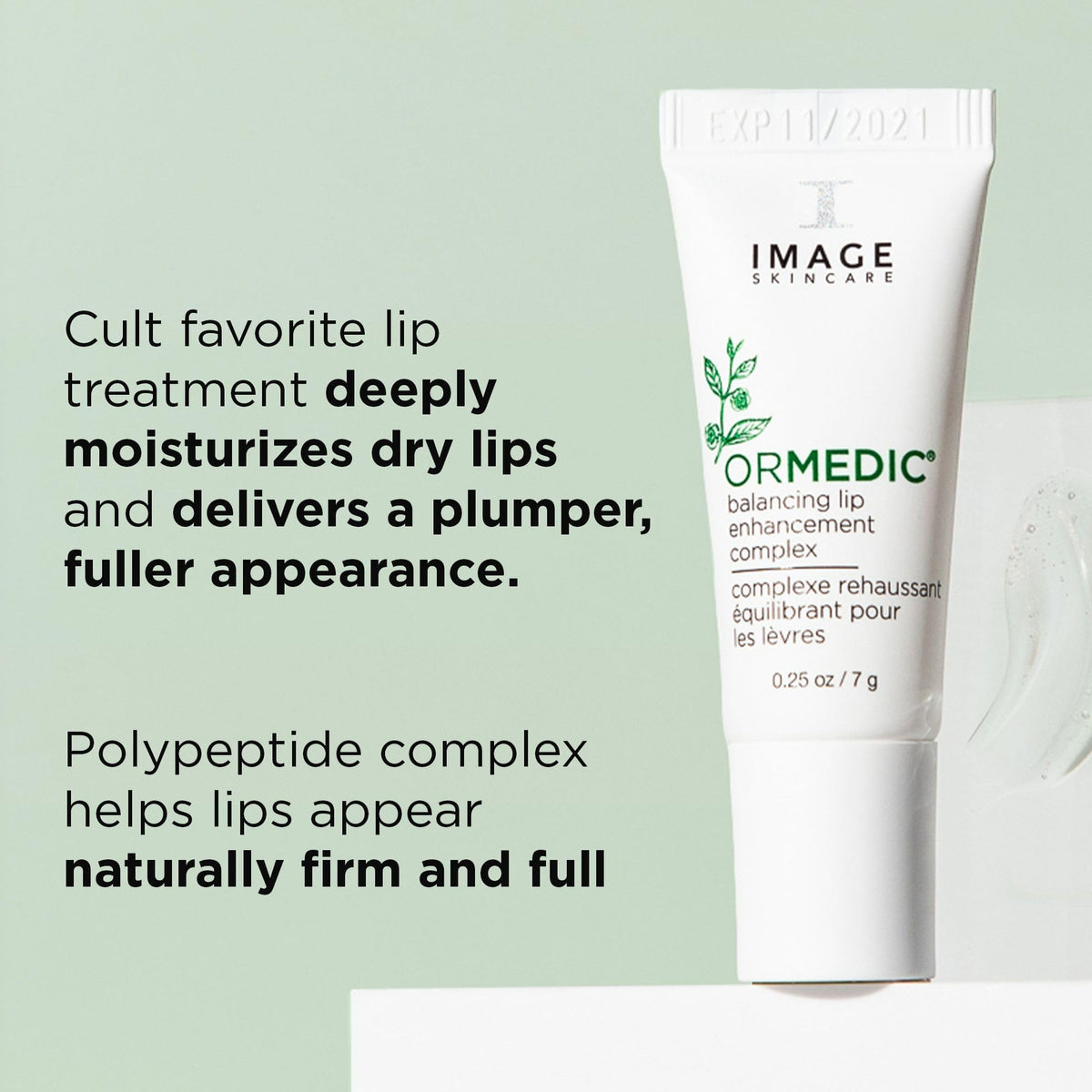 Application du Complexe Hydratant Lèvres ORMEDIC d'IMAGE Skincare sur les lèvres