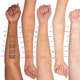 Application du correcteur Too Faced sur une main