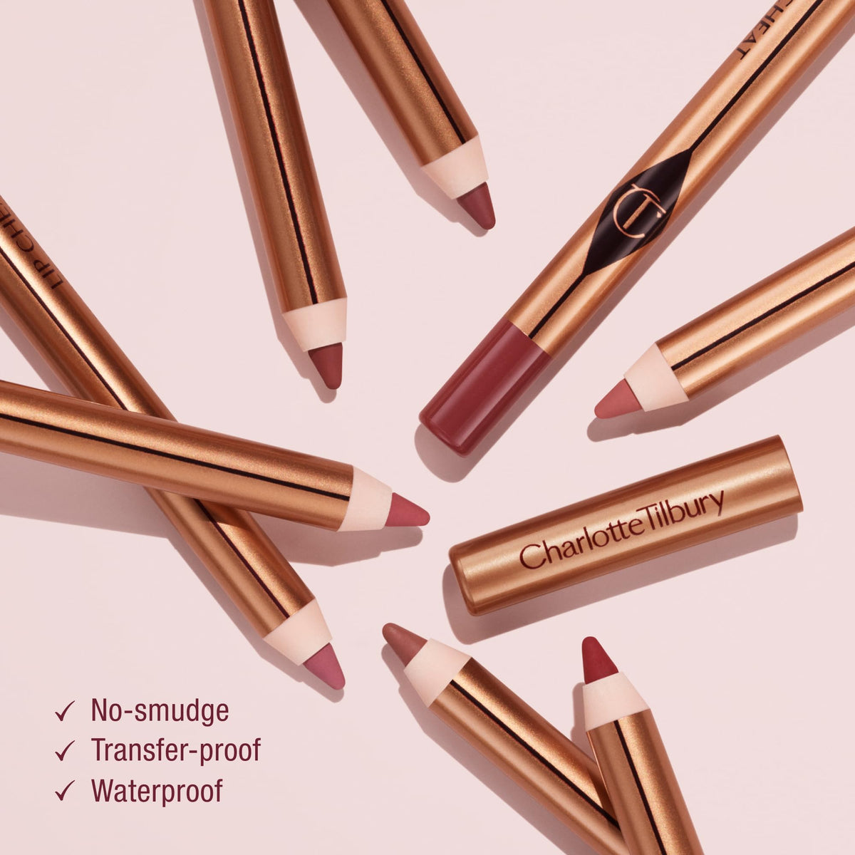 Application du crayon à lèvres Charlotte Tilbury sur des lèvres