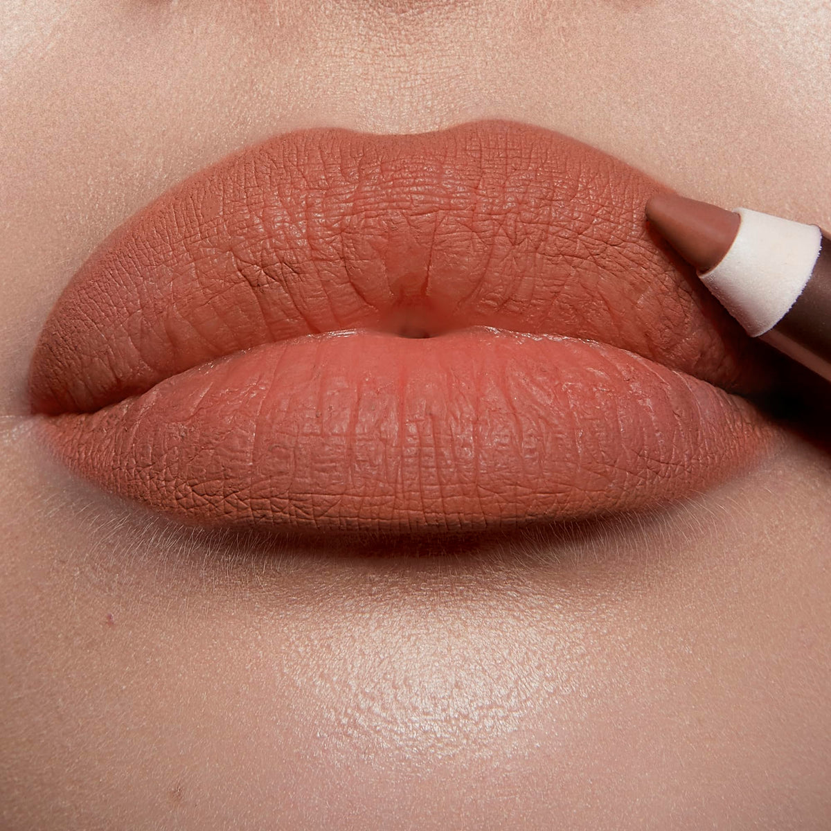 Application du crayon à lèvres Charlotte Tilbury sur des lèvres