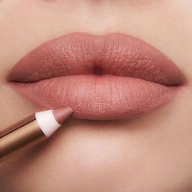 Application du crayon à lèvres Lip Cheat sur les lèvres