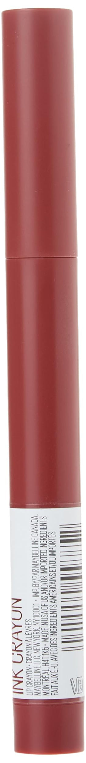 Application du crayon à lèvres Maybelline sur des lèvres pulpeuses