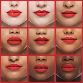 Application du crayon à lèvres REVLON ColorStay sur des lèvres