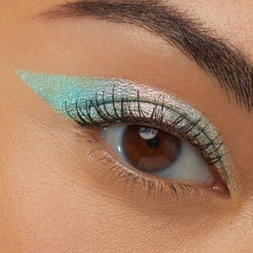 Application du crayon à ombre ColourPop sur la paupière