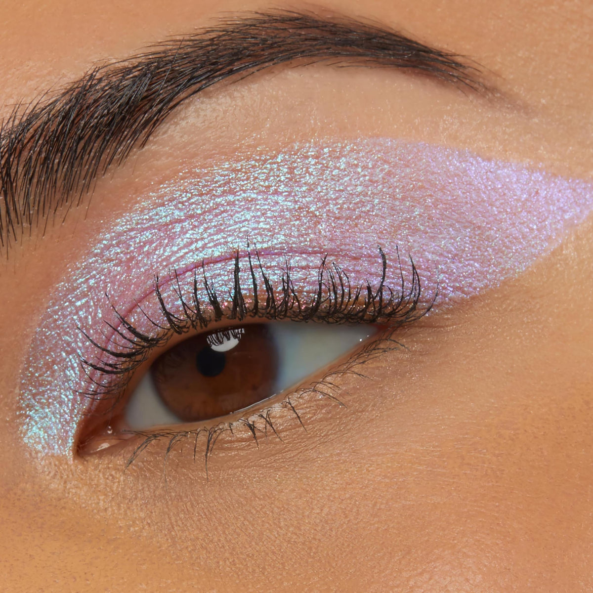 Application du crayon à paupières ColourPop sur une paupière