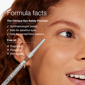 Application du crayon à sourcils Clinique Quickliner sur une main