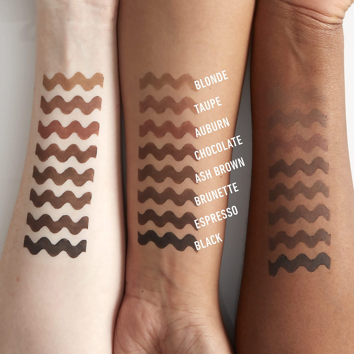 Application du crayon à sourcils NYX sur le sourcil