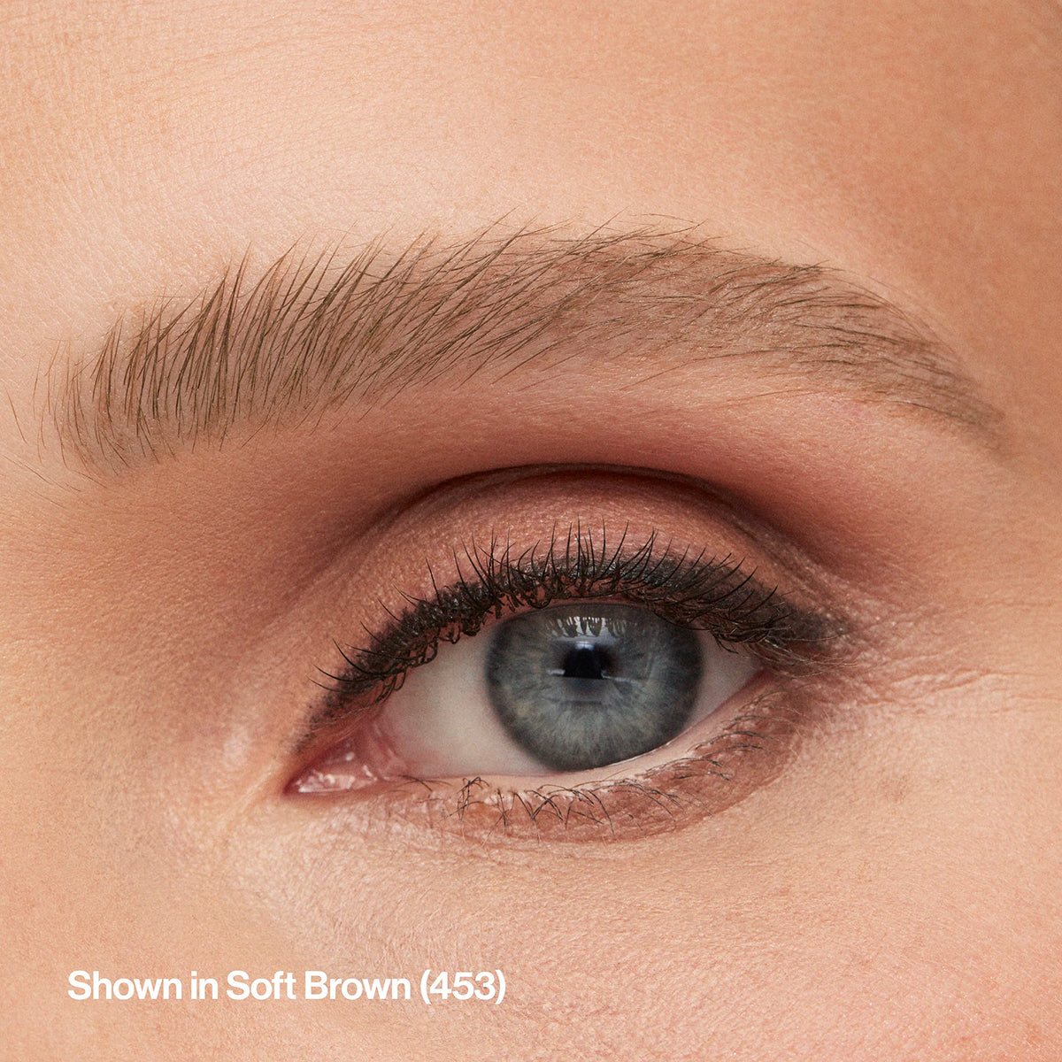 Application du crayon à sourcils REVLON ColorStay Micro 453 sur la main