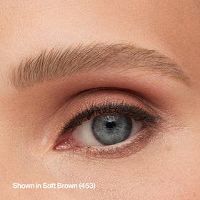 Application du crayon à sourcils REVLON ColorStay Micro 453 sur la main