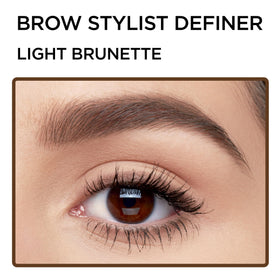 Application du crayon à sourcils sur une main