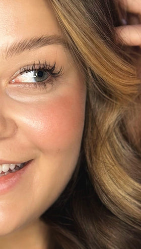 Application du crayon blush sur les joues