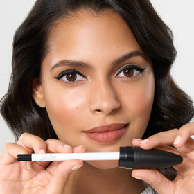 Application du crayon eyeliner gel Julep sur un œil