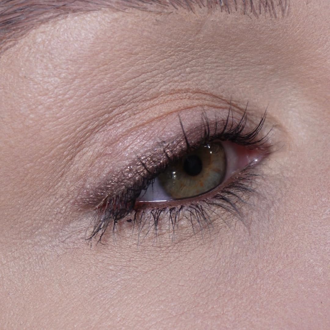Application du crayon eyeliner Sandstone Scandinavia sur la main