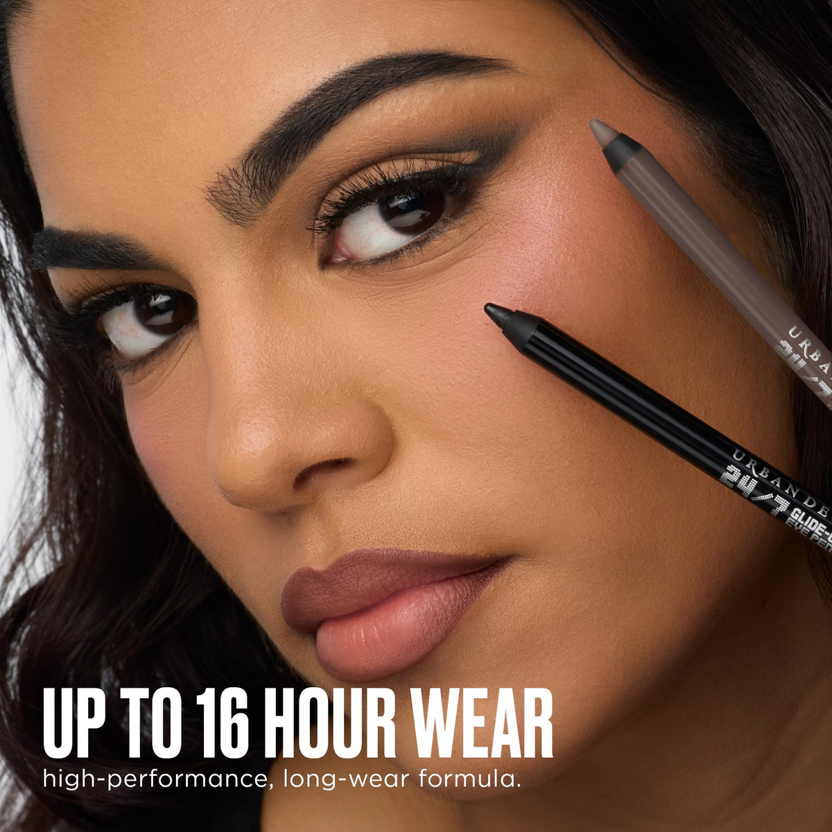 Application du crayon eyeliner waterproof URBAN DECAY vert olive 9g sur la paupière