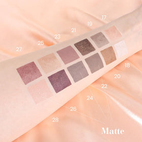 Application du crayon ombre à paupières evpct sur les yeux