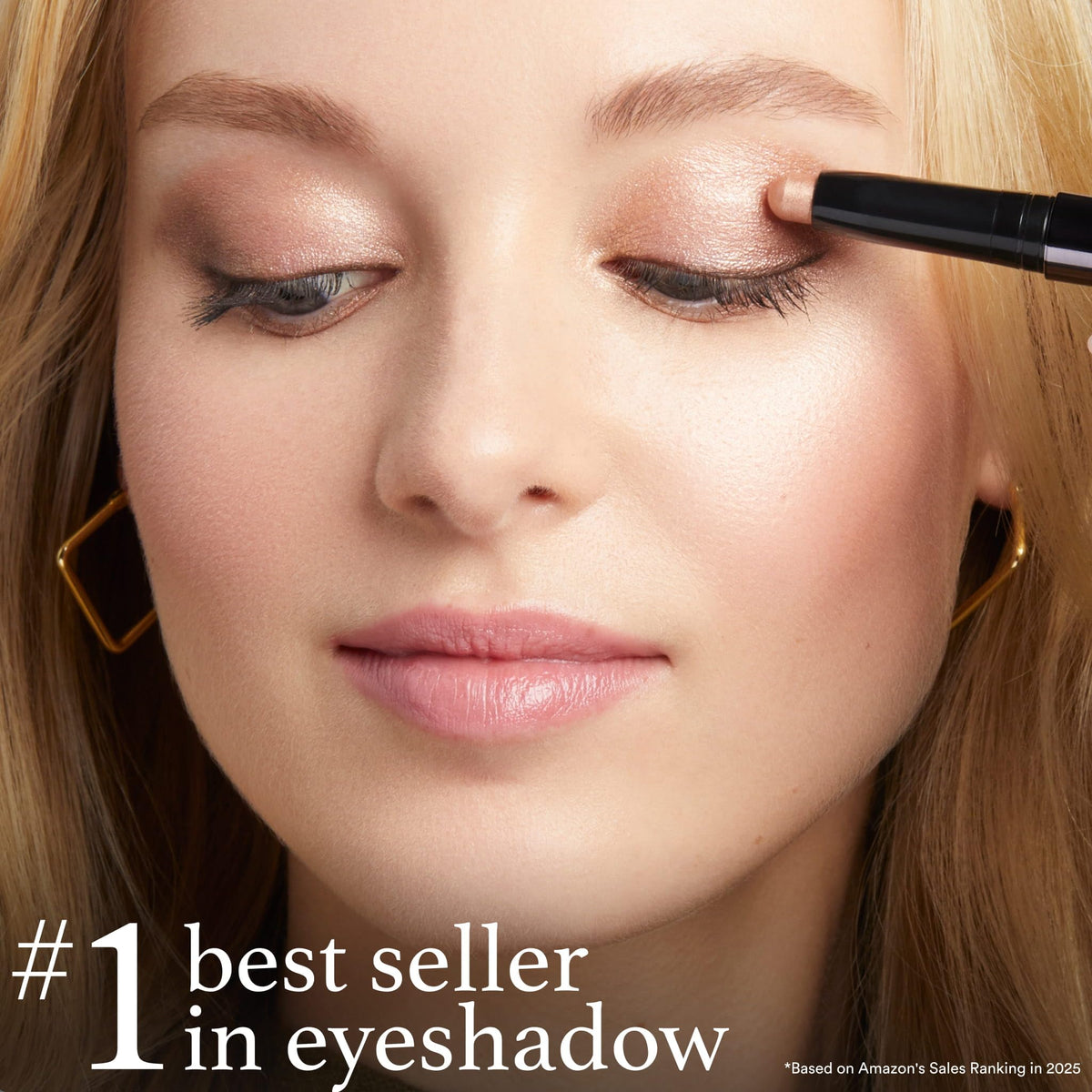 Application du crayon ombre à paupières Julep sur la paupière