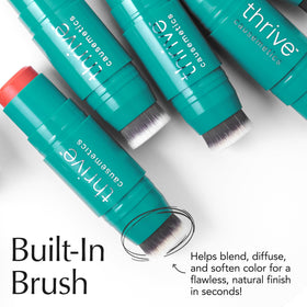 Application du Crème Blush Stick sur les joues