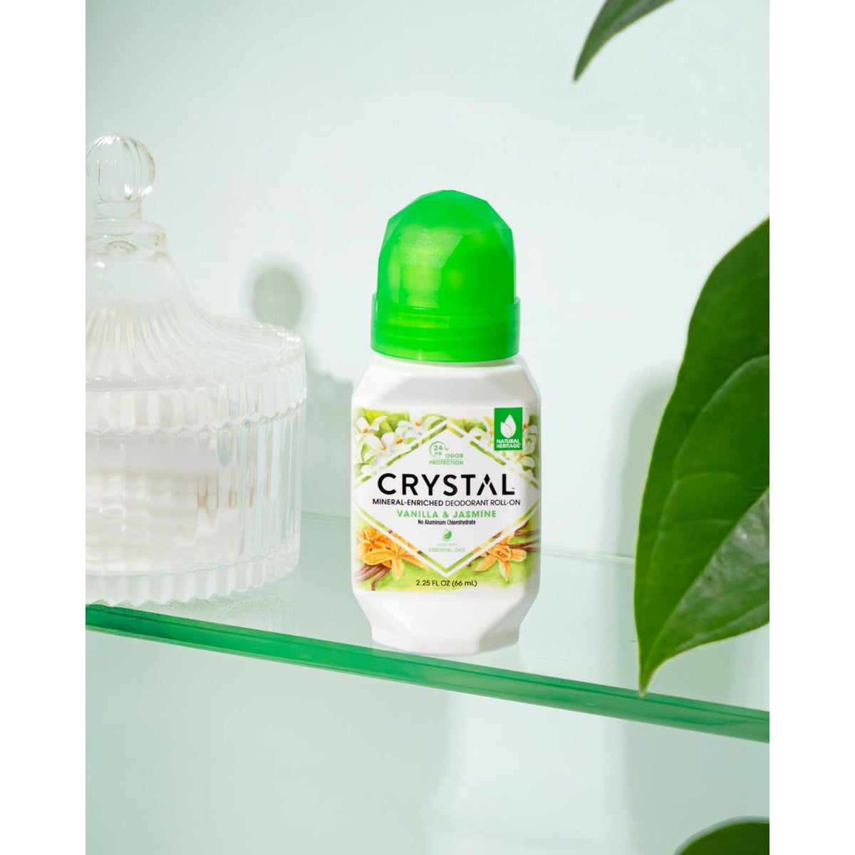 Application du déodorant minéral sur la peau