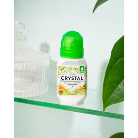 Application du déodorant minéral sur la peau