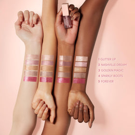 Application du fard à paupières liquide COVERGIRL sur la paupière