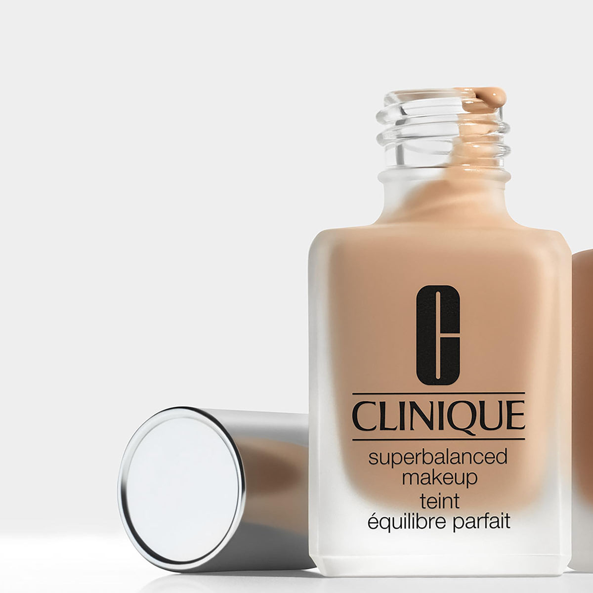 Application du fond de teint Clinique Superbalanced sur la peau