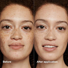 Application du fond de teint Clinique sur peau pour un fini naturel