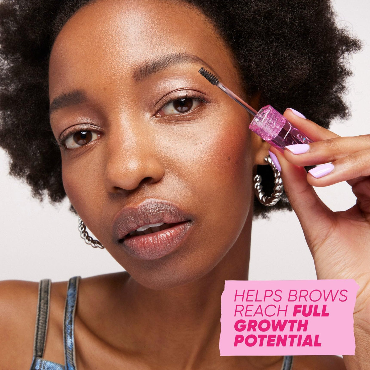Application du gel à sourcils Kosas sur un sourcil