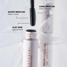 Application du gel à sourcils transparent mini sur sourcils