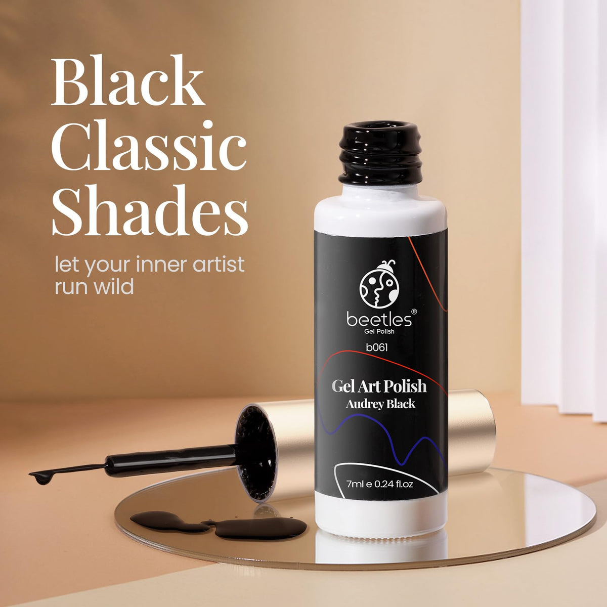 Application du gel de nail art noir sur un ongle