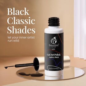 Application du gel de nail art noir sur un ongle