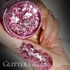 Application du gel de paillettes sur le visage