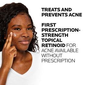 Application du gel Effaclar Adapalène sur un visage propre