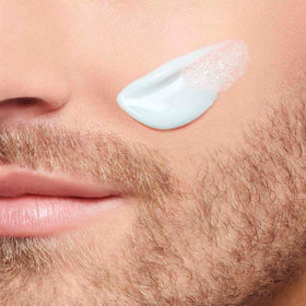 Application du Gel Énergisant CLARINS sur le visage