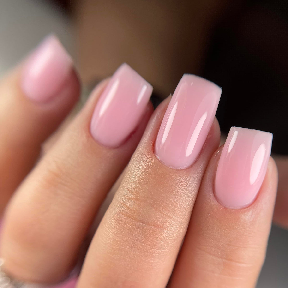 Application du Gel IN.HYPE sur des ongles naturels