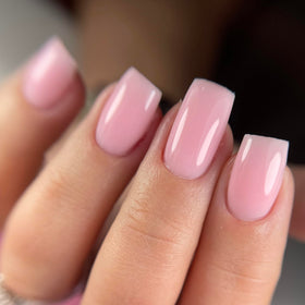 Application du Gel IN.HYPE sur des ongles naturels