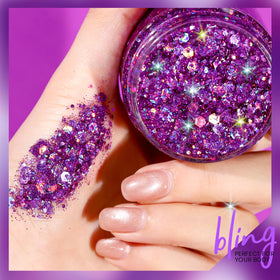 Application du gel pailleté violet sur la peau