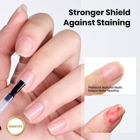 Application du gel sur des ongles avec lampe UV