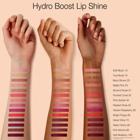 Application du gloss à lèvres Neutrogena Ballet Pink sur des lèvres