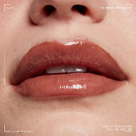 Application du gloss NYX sur les lèvres