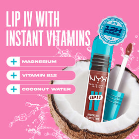 Application du gloss sur les lèvres