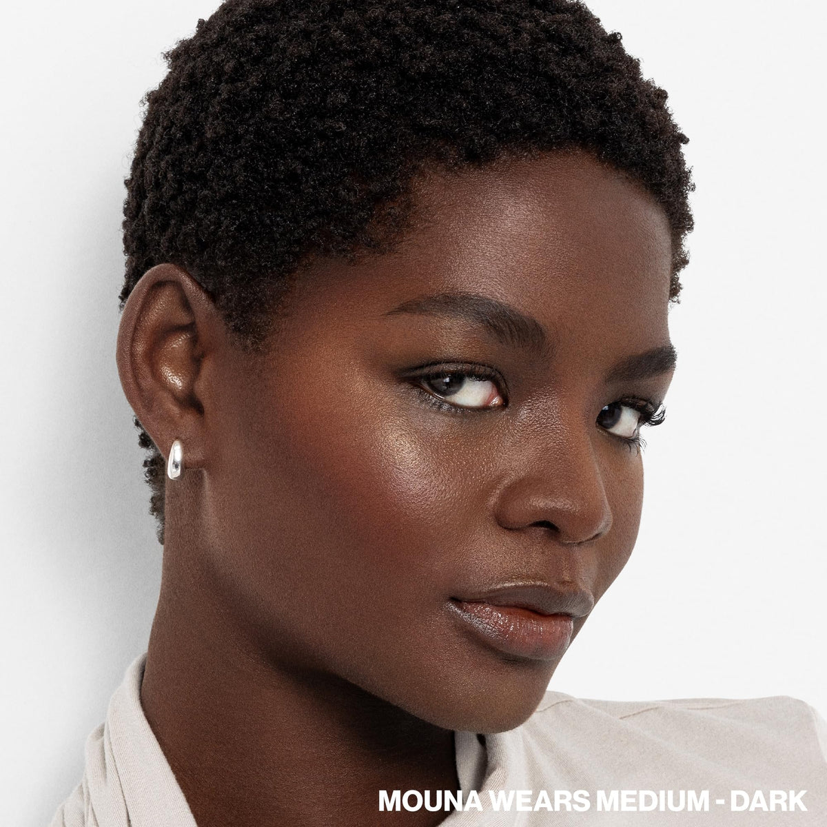 Application du maquillage avec la palette de contouring Smashbox