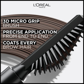 Application du mascara à sourcils L'Oreal Paris sur sourcils