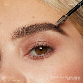 Application du mascara à sourcils NYX sur un modèle