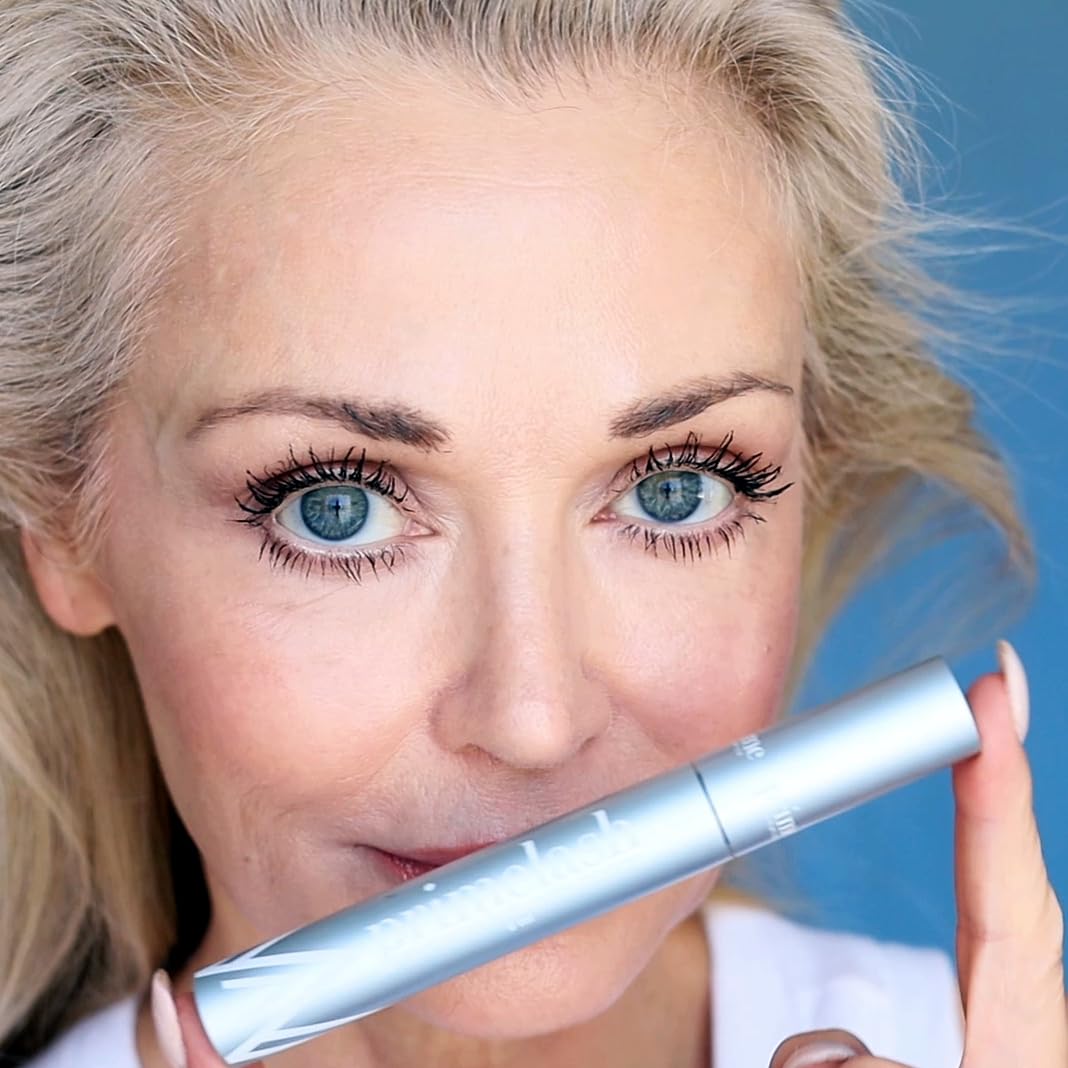 Application du mascara PrimeLash sur des cils fins