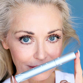 Application du mascara PrimeLash sur des cils fins