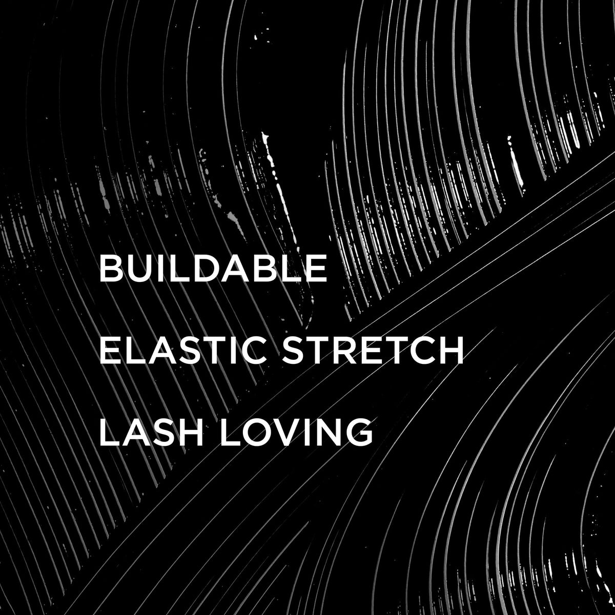 Application du mascara Superhero sur des cils naturels