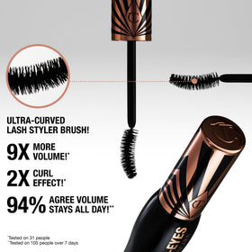 Application du mascara sur des cils avec brosse courbée
