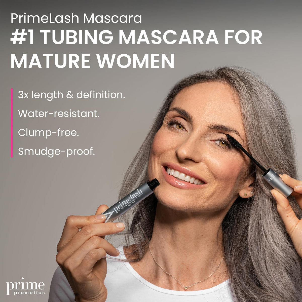 Application du mascara sur des cils avec un regard proche