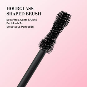 Application du mascara Too Faced sur des cils